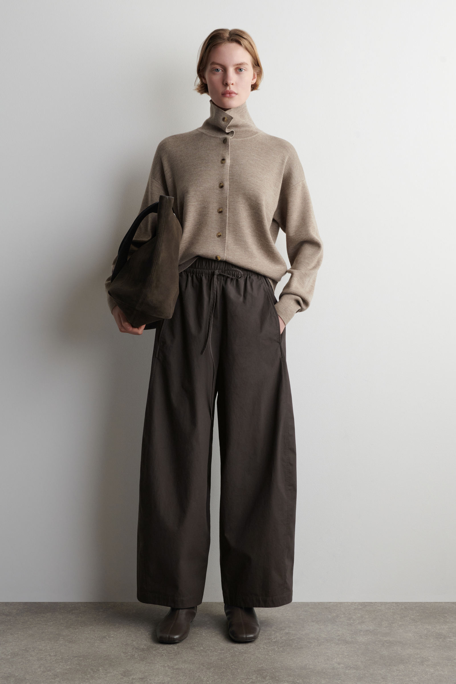 COS バレルレッグパンツ 新品タグ付き ダークブラウン EUR38 zz-1208911_17-201-1010016-1.