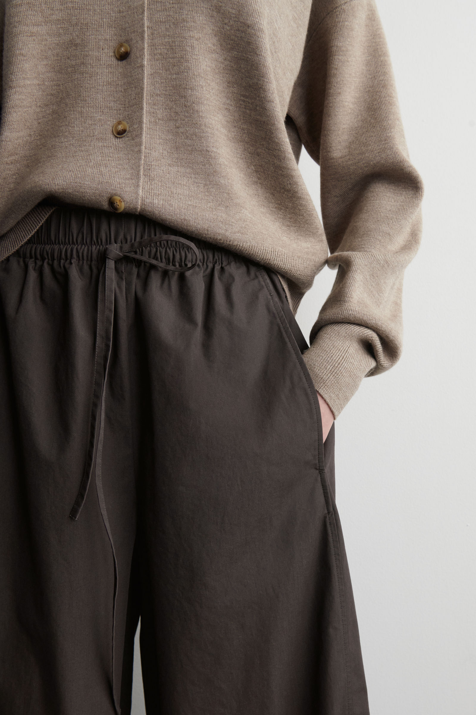 COS バレルレッグパンツ 新品タグ付き ダークブラウン EUR38 ELASTICATED BARREL-LEG TROUSERS ウエストゴム仕様 バレルレッグ