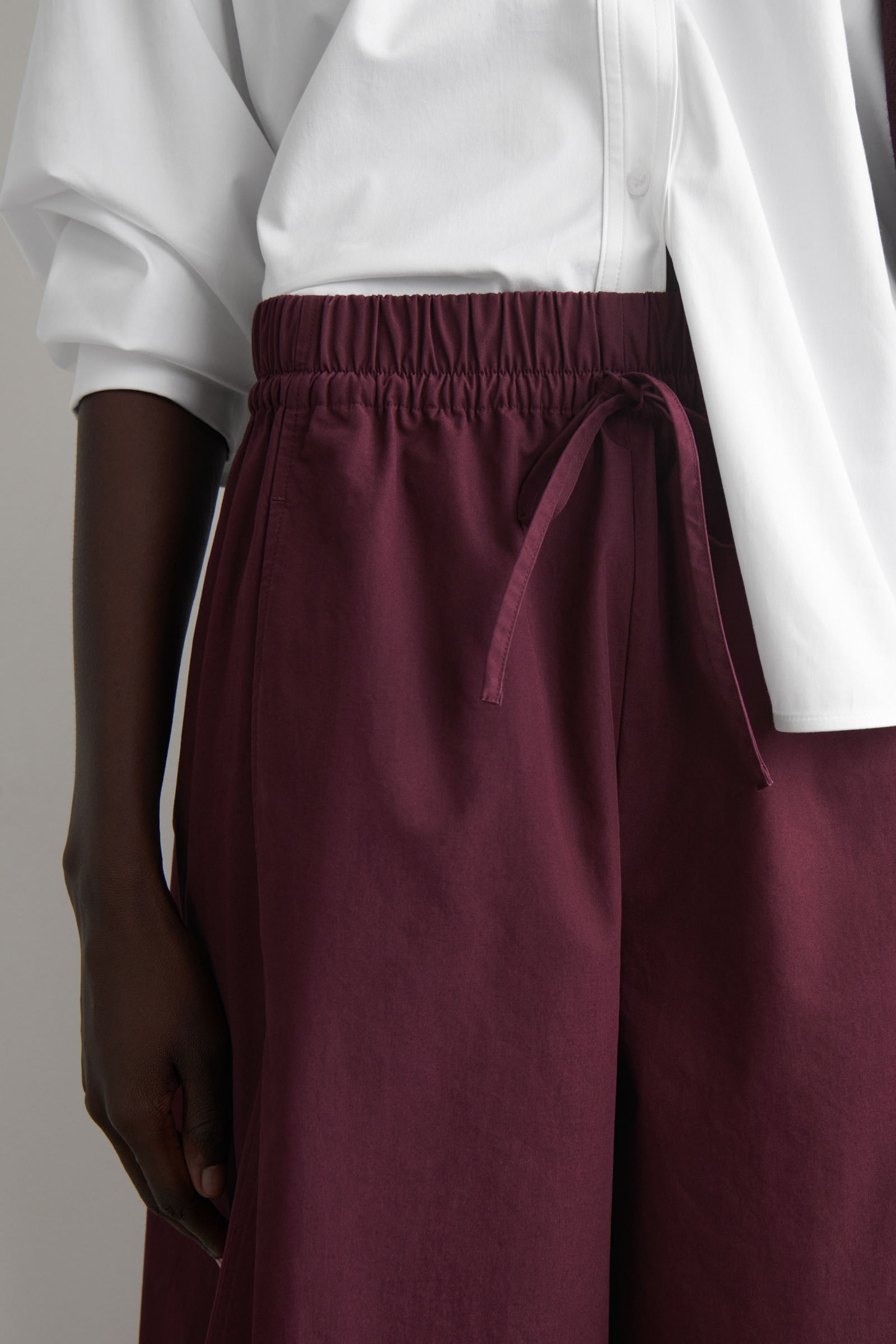 ELASTICATED BARREL-LEG TROUSERS ウエストゴム仕様 バレルレッグ