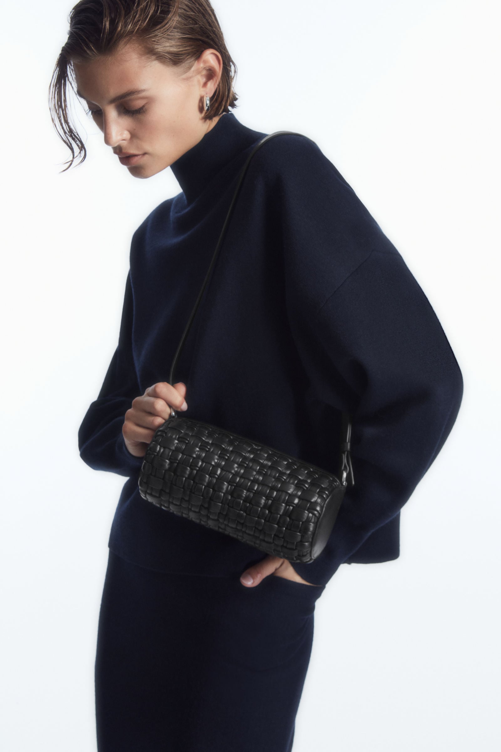 COS ブラックレザー ショルダーバッグ LEATHER MINI SHOULDER BAG レザー製ミニショルダーバッグ｜COS