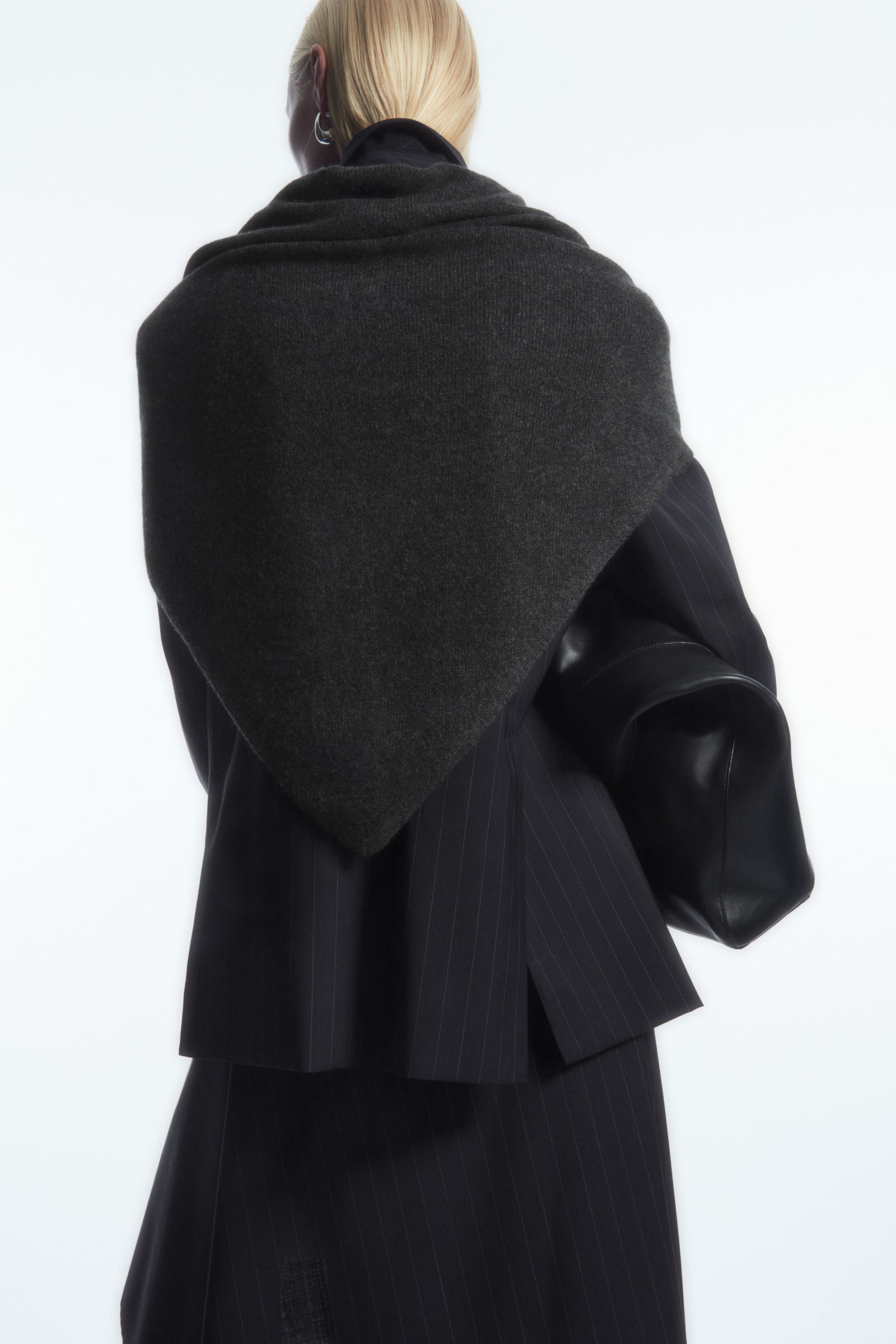 PURE CASHMERE SHAWL ピュアカシミヤショール ダークグレー｜COS コス