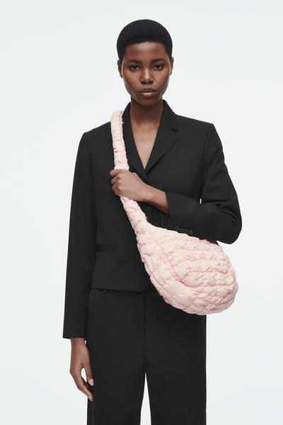 QUILTED MESSENGER キルトメッセンジャーバッグ ライトピンク｜COS