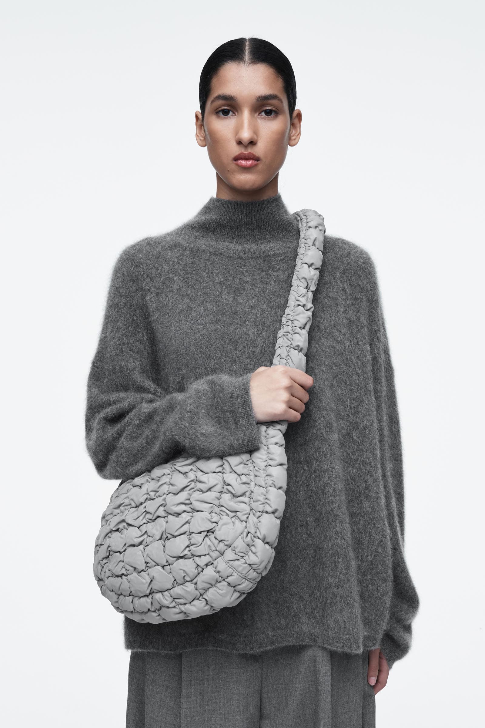 QUILTED MESSENGER キルトメッセンジャーバッグ グレー｜COS コス 公式