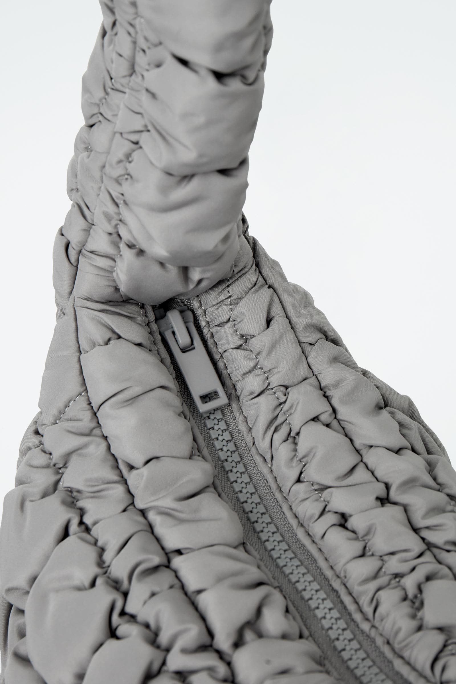 COS キルトメッセンジャーバッグ QUILTED MESSENGER キルトメッセンジャーバッグ グレー｜COS コス 公式