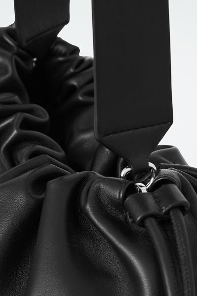 COS ドローストリングクラッチバッグ - レザー