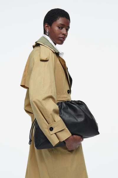 COS ドローストリングクラッチバッグ - レザー