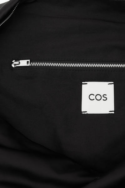 COS HITCHオーバーサイズクロスボディーバッグ - ナイロン