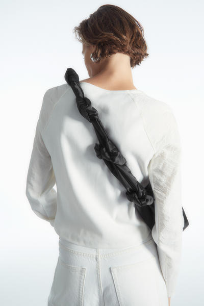 COS HITCHオーバーサイズクロスボディーバッグ - ナイロン