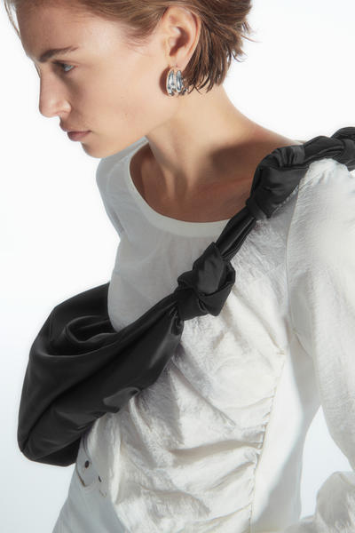 COS HITCHオーバーサイズクロスボディーバッグ - ナイロン