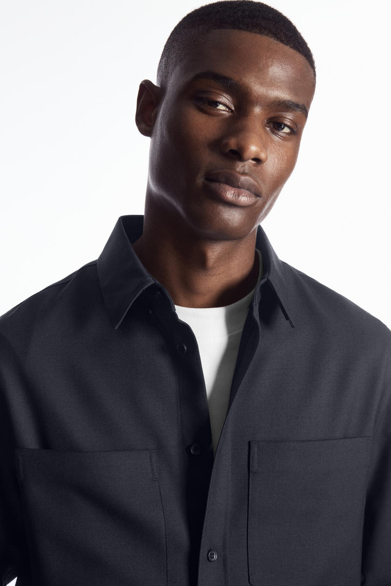 COS リラックスユーティリティシャツ