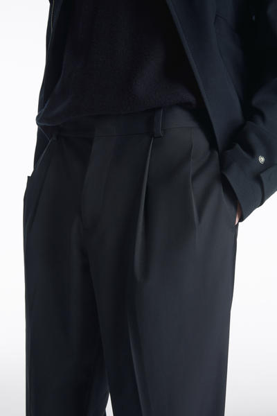 COS プリーツテクニカルウールパンツ