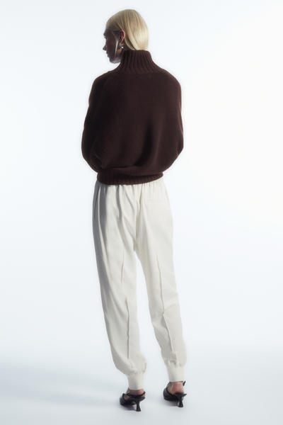 COS ピンタックストレッチテーラードジョガーパンツ