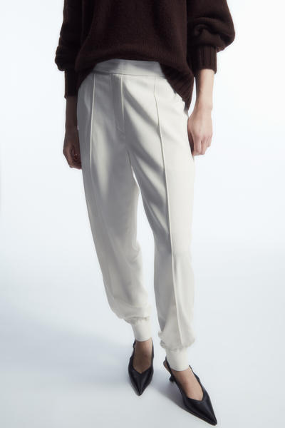 COS ピンタックストレッチテーラードジョガーパンツ