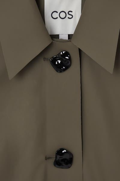 COS ボタンディテールマックコート