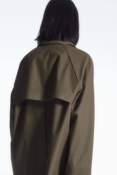 COS ボタンディテールマックコート