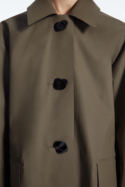 COS ボタンディテールマックコート