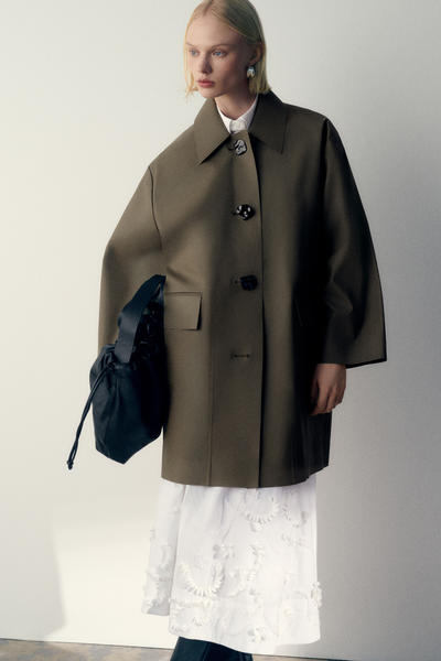 COS ボタンディテールマックコート