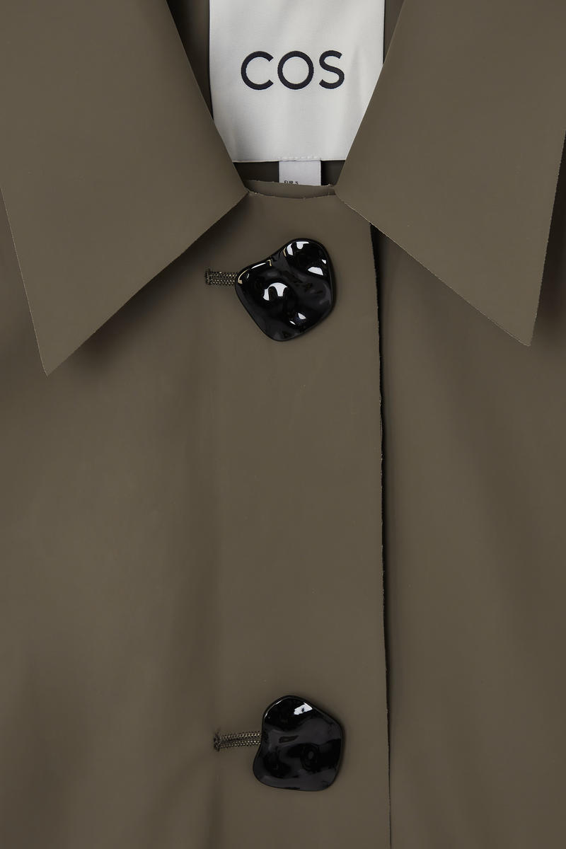 COS ボタンディテールマックコート
