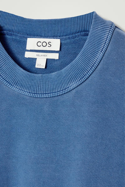 COS モックネックスウェットシャツ