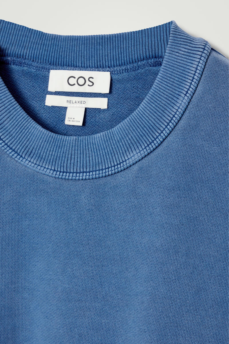 COS モックネックスウェットシャツ
