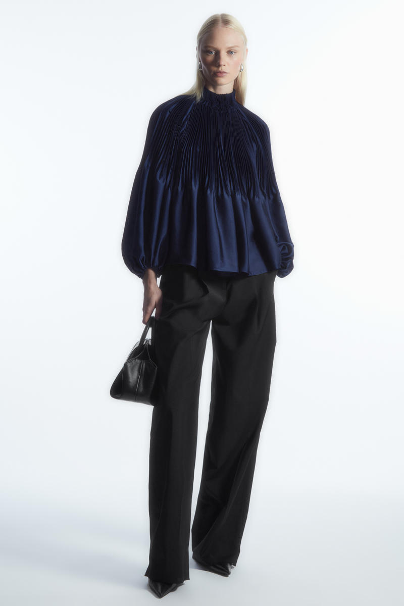 OVERSIZED PLEATED HIGH-NECK BLOUSE オーバーサイズプリーツ