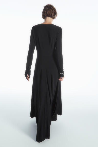 COS Vネックフレアマキシワンピース