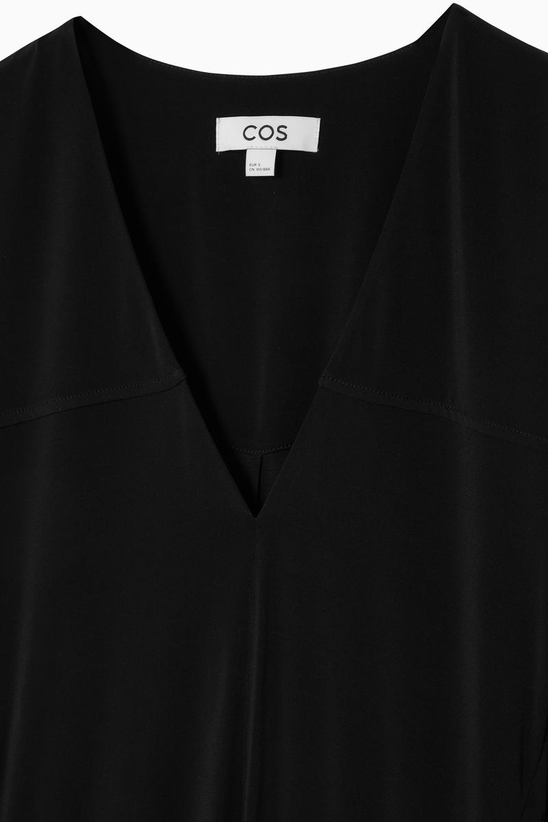 COS Vネックフレアマキシワンピース