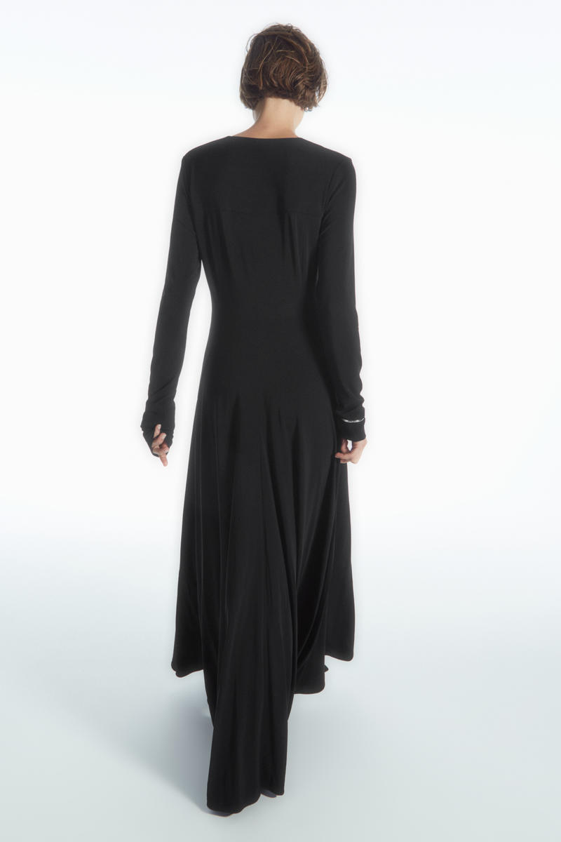 COS Vネックフレアマキシワンピース