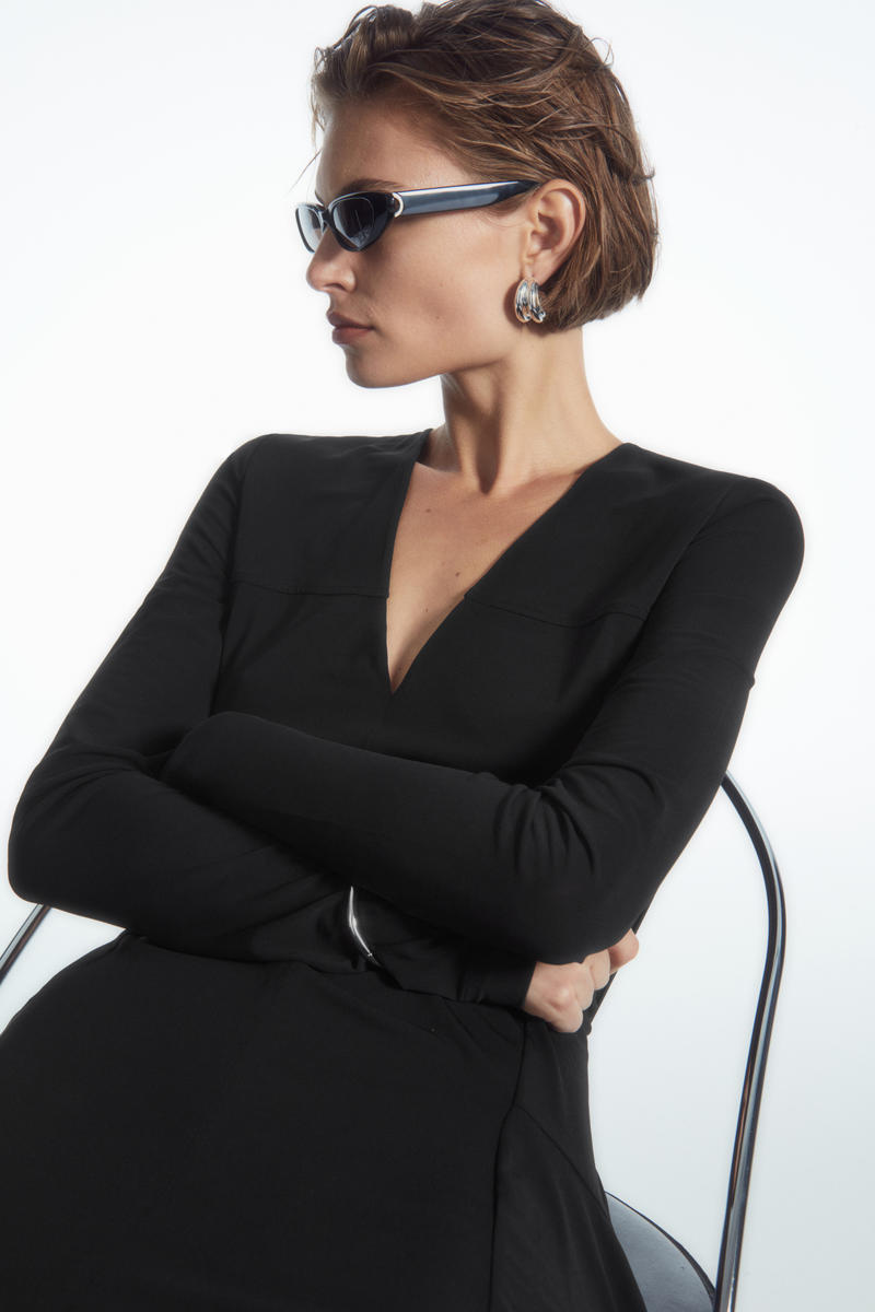 COS Vネックフレアマキシワンピース