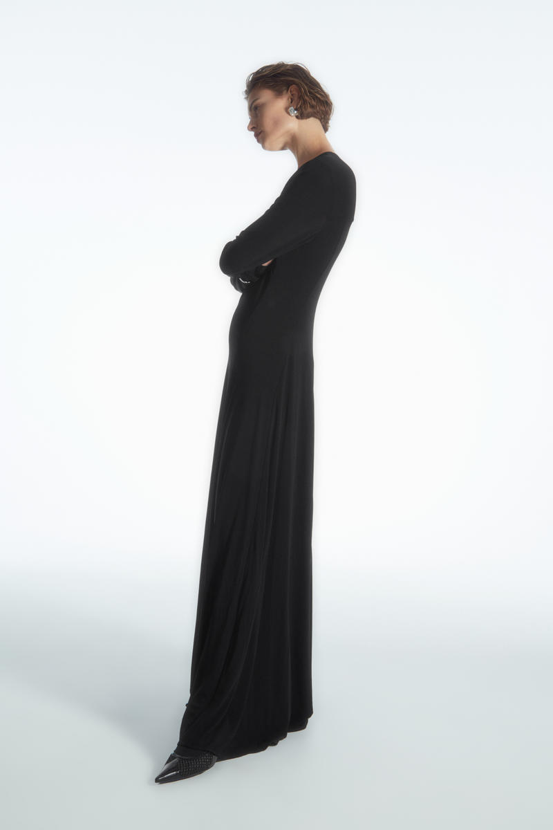 COS Vネックフレアマキシワンピース