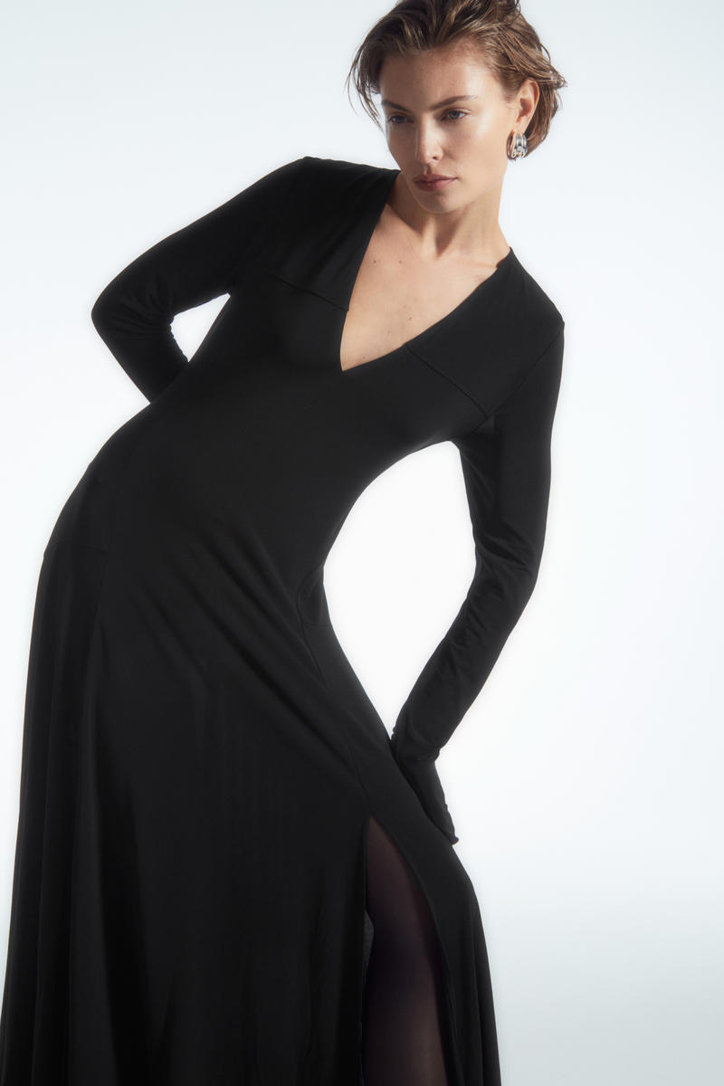 COS Vネックフレアマキシワンピース