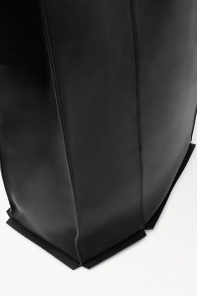 COS スカルプテッドトートバッグ - レザー