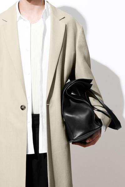 COS スカルプテッドトートバッグ - レザー