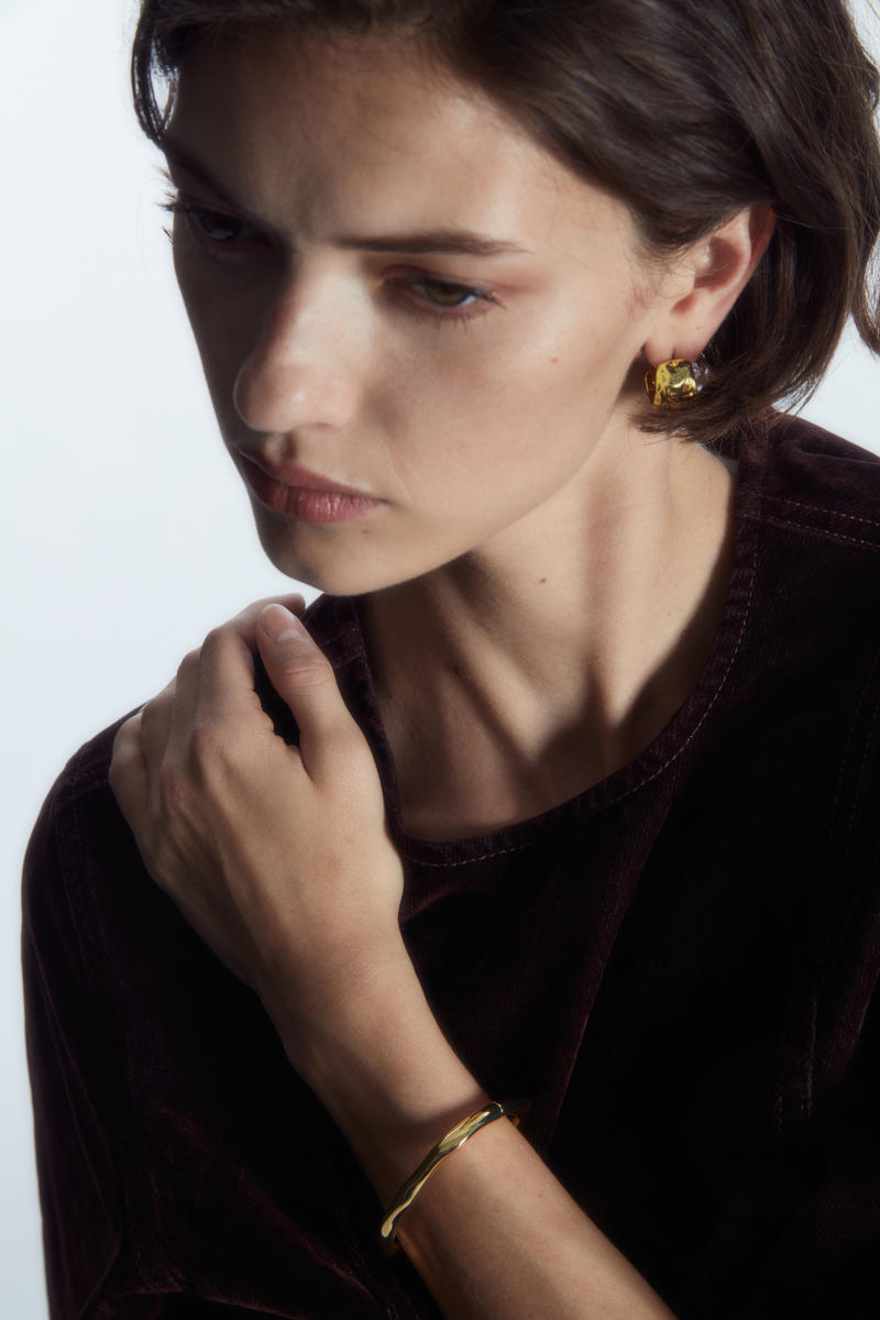 アクセサリー jproducts sazanami bangle 02 PT900 HAMMERED BANGLE ハンマードバングル｜COS コス 公式オンライン