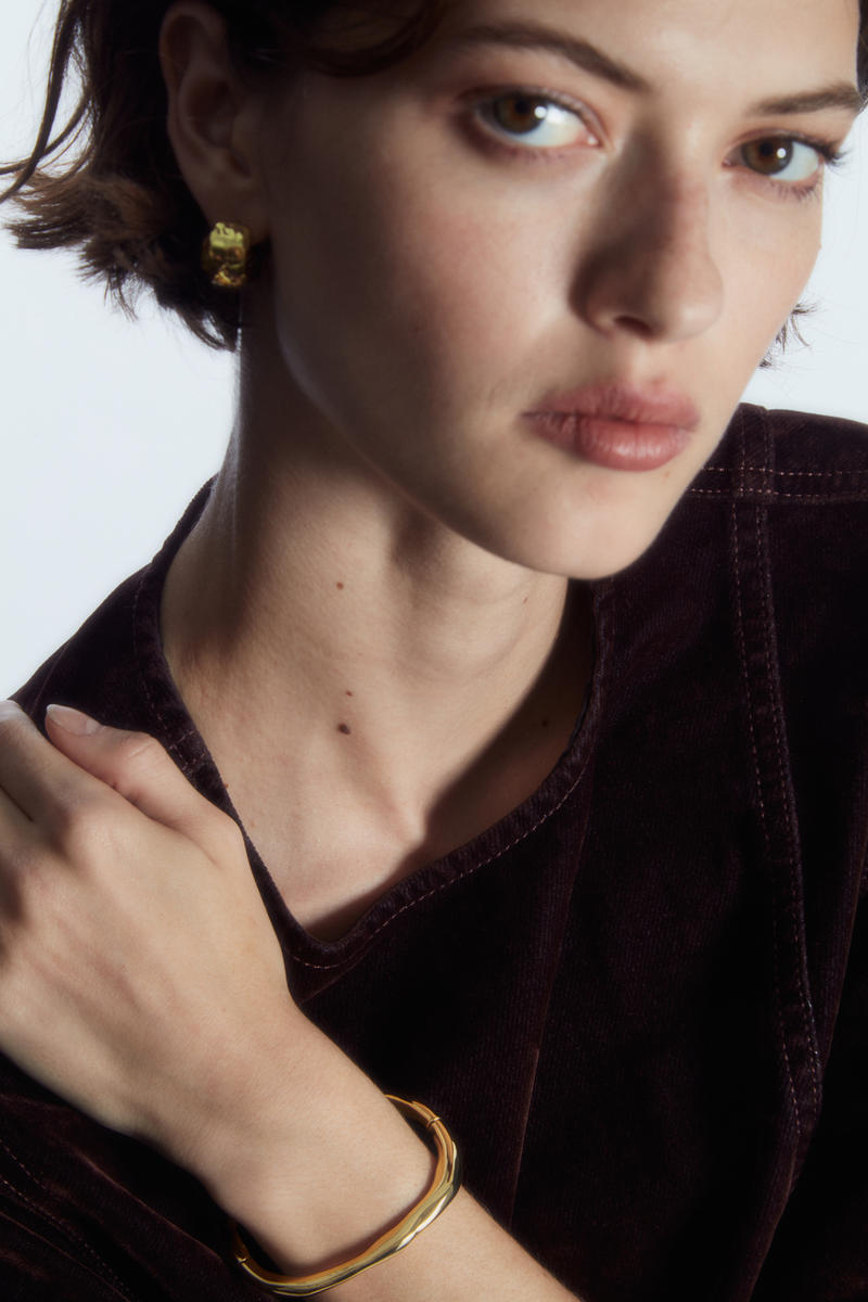 HAMMERED BANGLE ハンマードバングル｜COS コス 公式オンライン