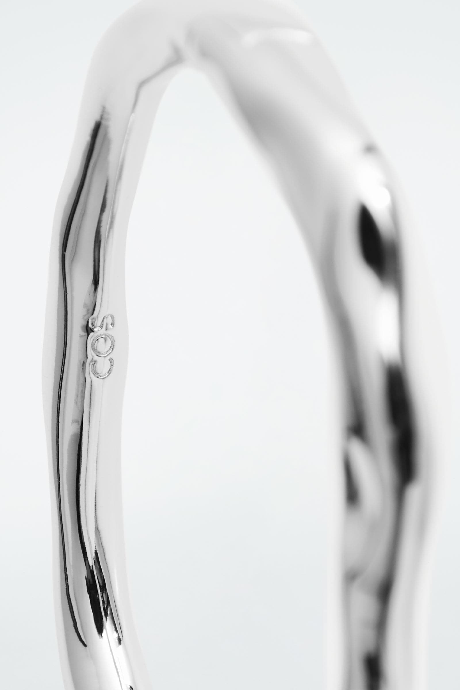 HAMMERED BANGLE ハンマードバングル シルバー｜COS コス 公式