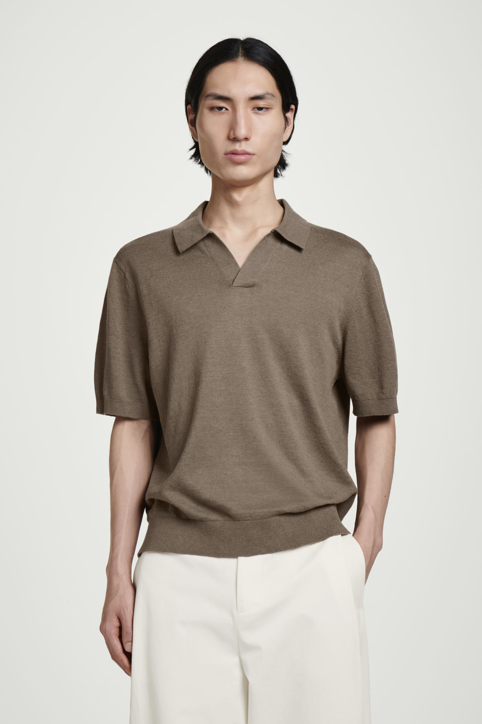 KNITTED LINEN POLO SHIRT ニットリネンポロシャツ ダークモール｜COS 