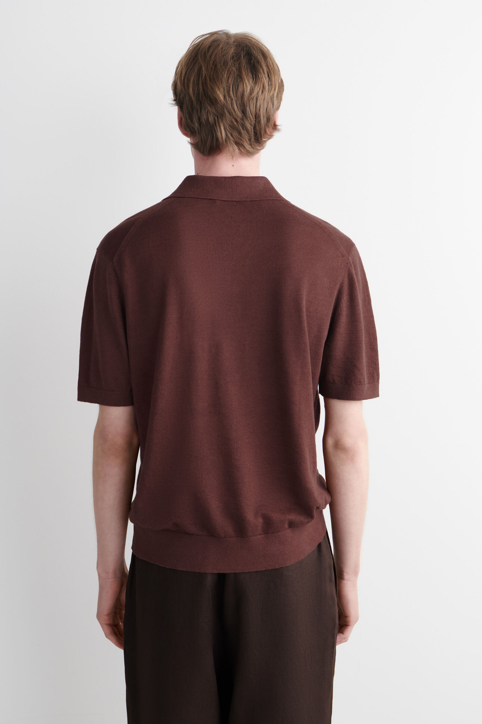 KNITTED LINEN POLO SHIRT ニットリネンポロシャツ ブラウン｜COS コス