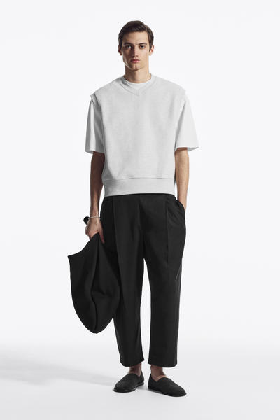 COS Vネックジャージーベスト