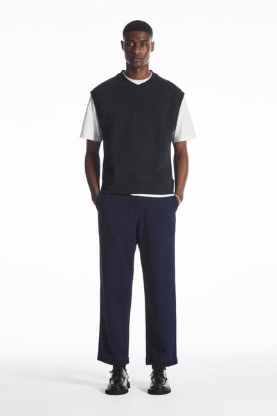 COS Vネックジャージーベスト