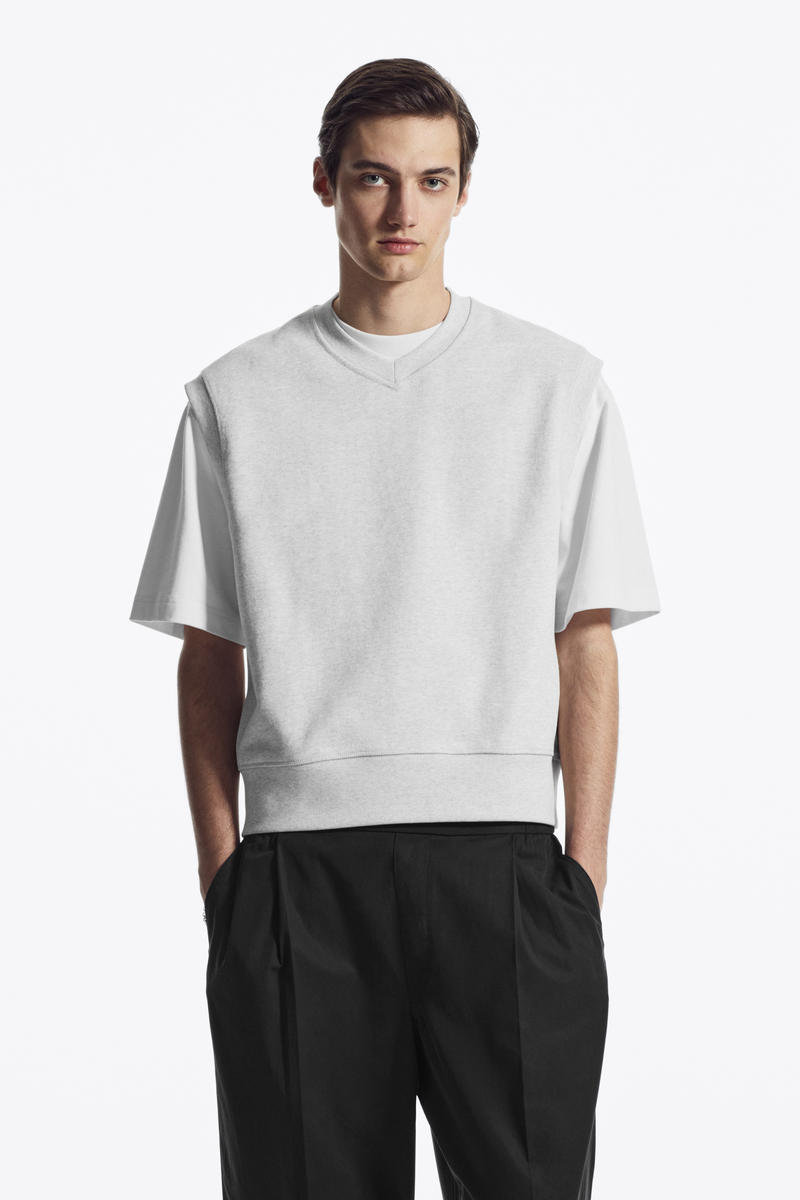 COS Vネックジャージーベスト