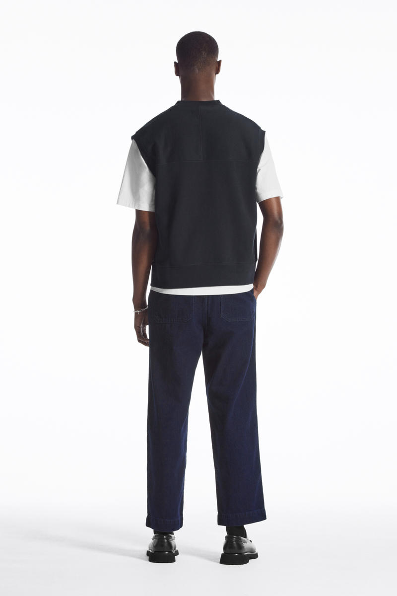 COS Vネックジャージーベスト