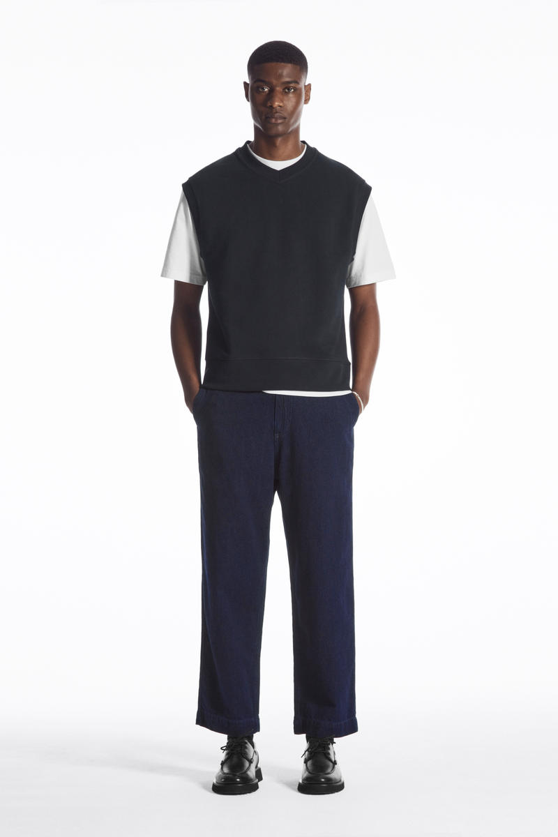 COS Vネックジャージーベスト