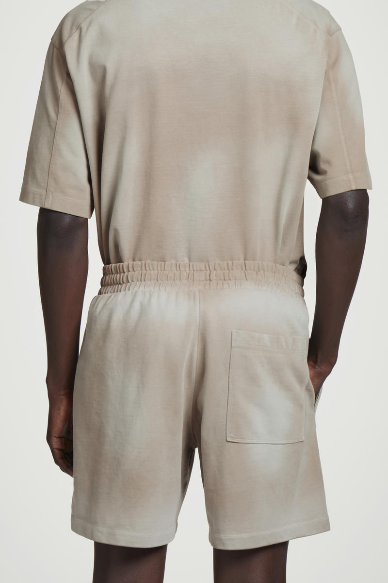 COS ドローストリングジャージーショートパンツ