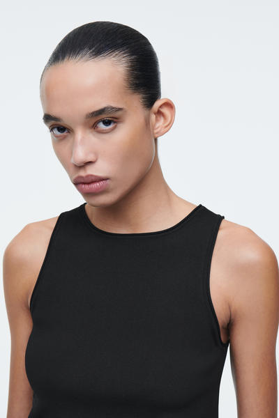 COS チューブラーニットタンクトップ