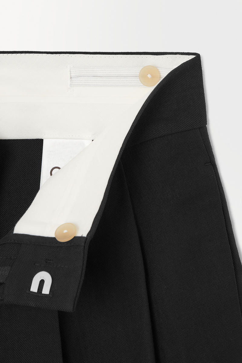 THE PLEATED SHORTS プリーツショートパンツ ブラック｜COS コス 公式