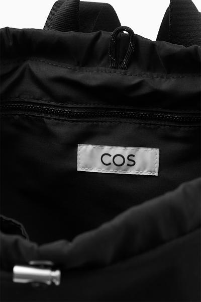 COS ドローストリングバックパック