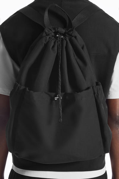 COS ドローストリングバックパック