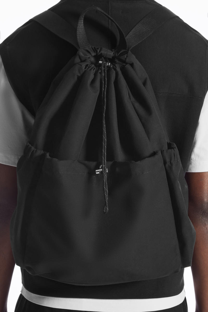 COS ドローストリングバックパック