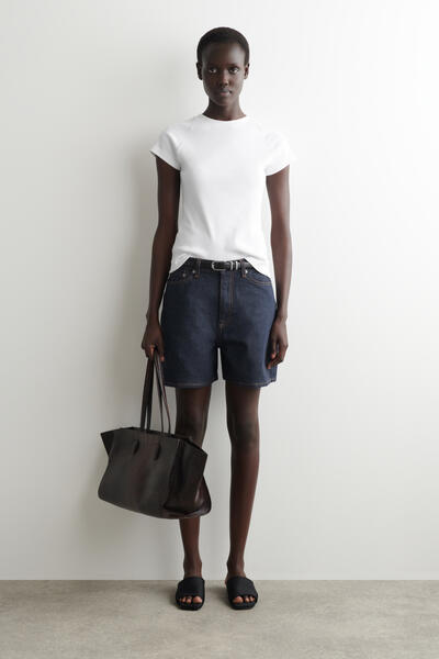 COS ハイライズデニムショートパンツ